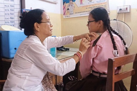 बाँकेमा ३५ हजार बढी किशोरीलाई 'एचपिभी खोप' लगाइँदै